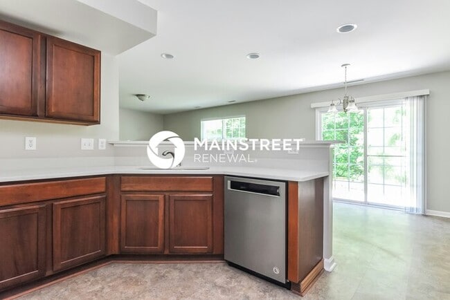Building Photo - 4 Bedroom Pet-Friendly Home in Fuquay-Varina, NC with Main Street Renewal
