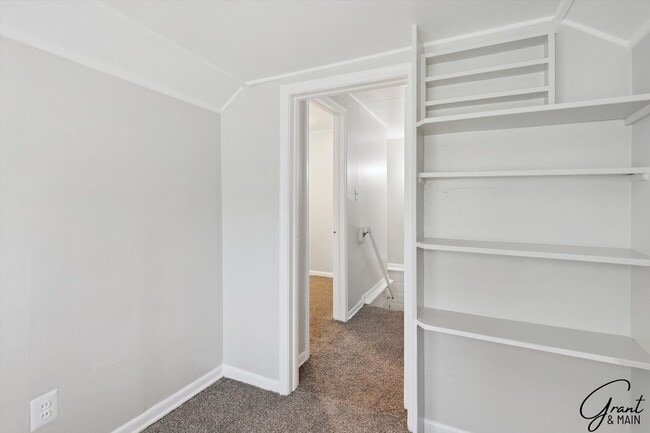 Building Photo - 3 Bed Bungelow $1200.00/mo