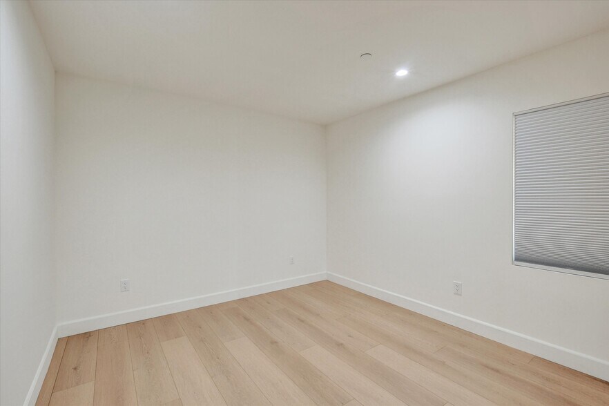 Building Photo - 5348 Thornburn St