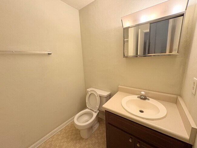 Building Photo - 1858 Sylvan Ct