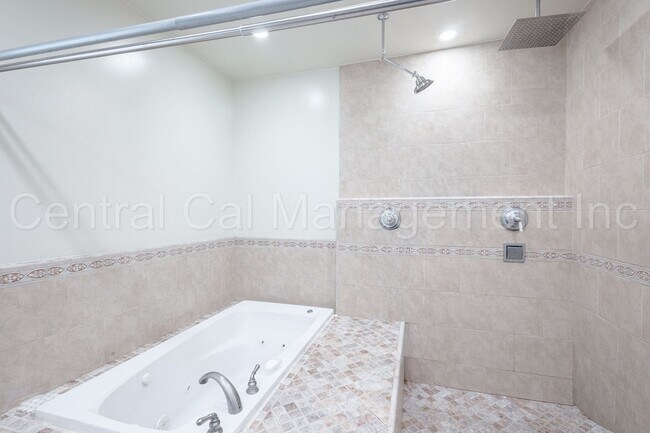 Building Photo - 2 Bedroom/1 Bath Home - $1795 Per Month!