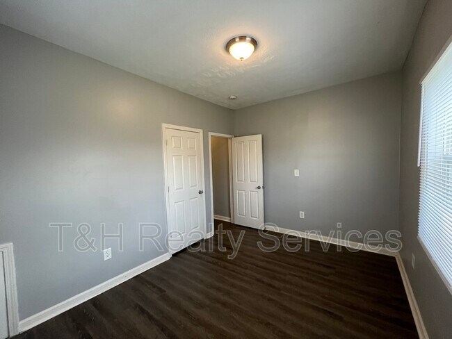 Building Photo - 2832 Central Ave