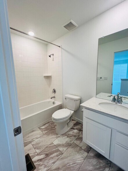 Building Photo - 637 Lillibrook Pl