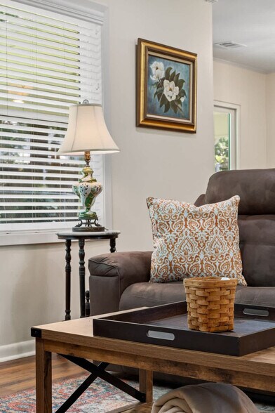 Building Photo - 608 S 21st Ave