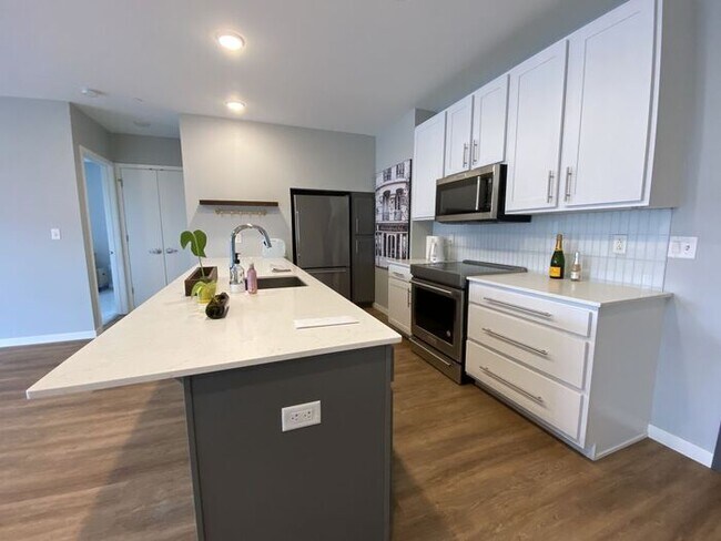 Building Photo - $2,400 | 2 Bedroom, 2 Bathroom Condo | Pet...