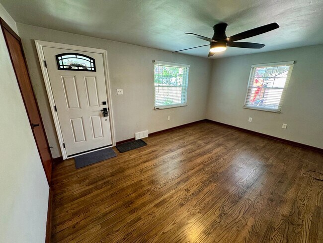Building Photo - Charming 2-Bed 1-Bath Home in Avalon!