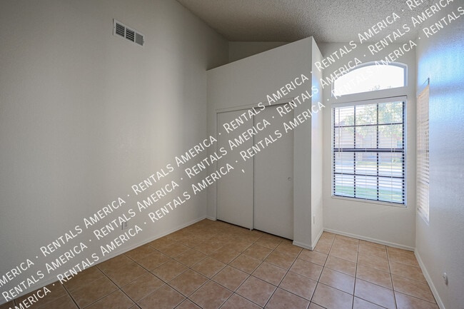 Building Photo - 4683 W Ivanhoe St