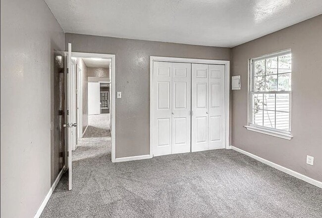 Building Photo - 3-Bedroom Available!