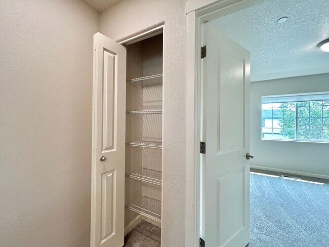 Building Photo - Stunning 2 Bed, 2.5 Bath Craftsman Townhome with Community Amenities!