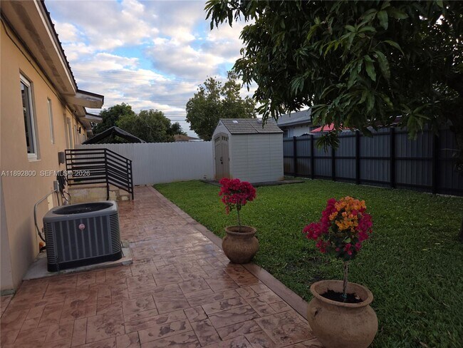 Building Photo - 1690 E 5th Ave