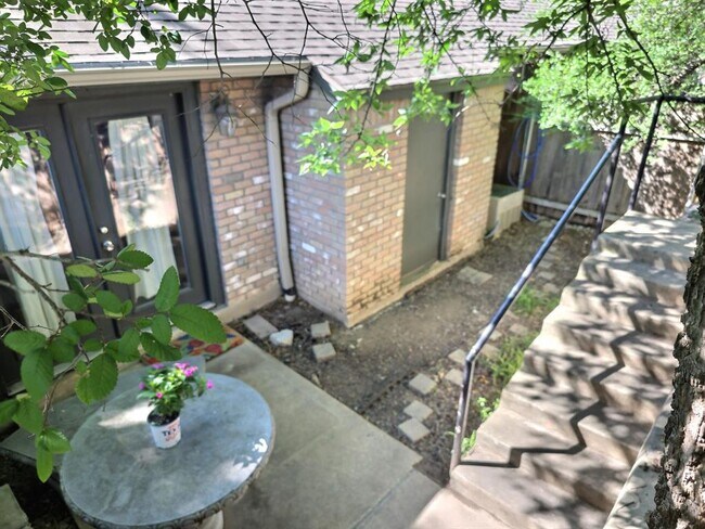 Building Photo - 1015 E Yager Ln