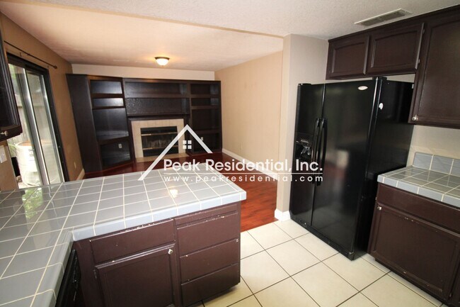 Building Photo - Spacious 3bd/2.5ba Antelope Home with 2 Ca...
