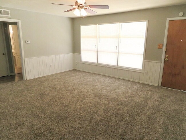 Building Photo - Home Located Minutes From Elementary & Restaurants!