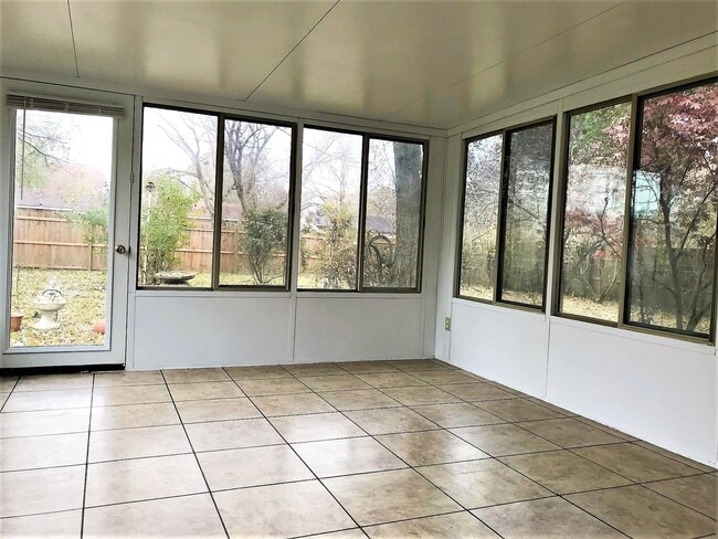 Building Photo - Newly renovated home