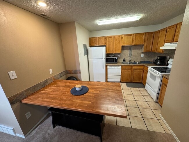 Building Photo - Centrally Located 2 Bed 1 Bath Condo in Co...