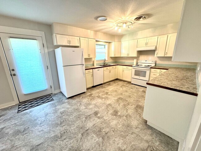 Building Photo - Charming 3-bedroom, 2-bath home on a corne...