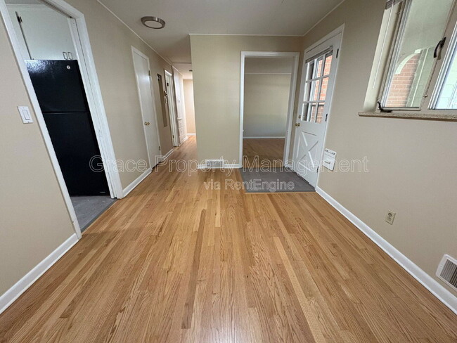 Building Photo - 520 S Otis St