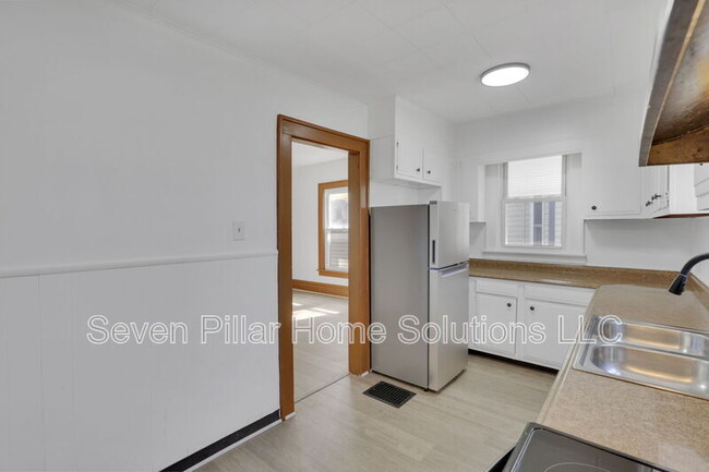 Building Photo - 121 S Terrace Ave