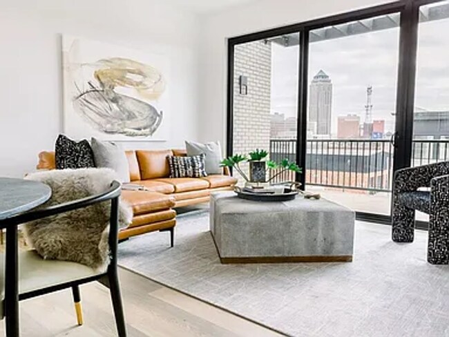 Building Photo - 1345 Keosauqua Way