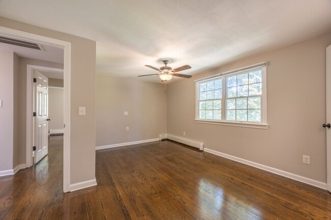 Building Photo - Charming 4 Bedroom Colonial with Updated K...