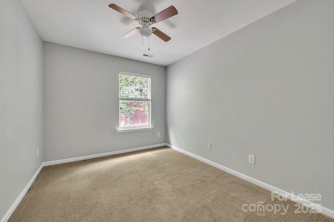 Building Photo - 1915 Travertine Ln