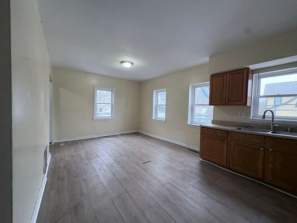 Building Photo - 320 Lenox St