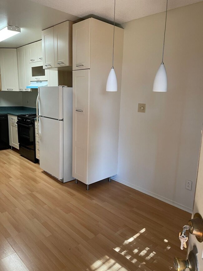 Building Photo - Epic REA: Cozy 2BR Near UC Davis w/ Garage...