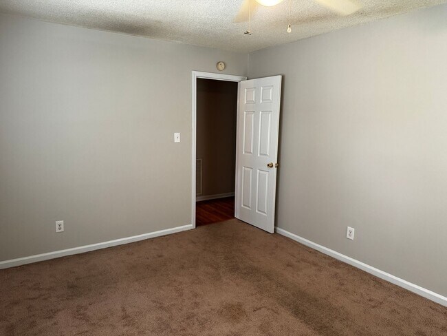 Building Photo - 4 Bedroom 2.5 Bath Home