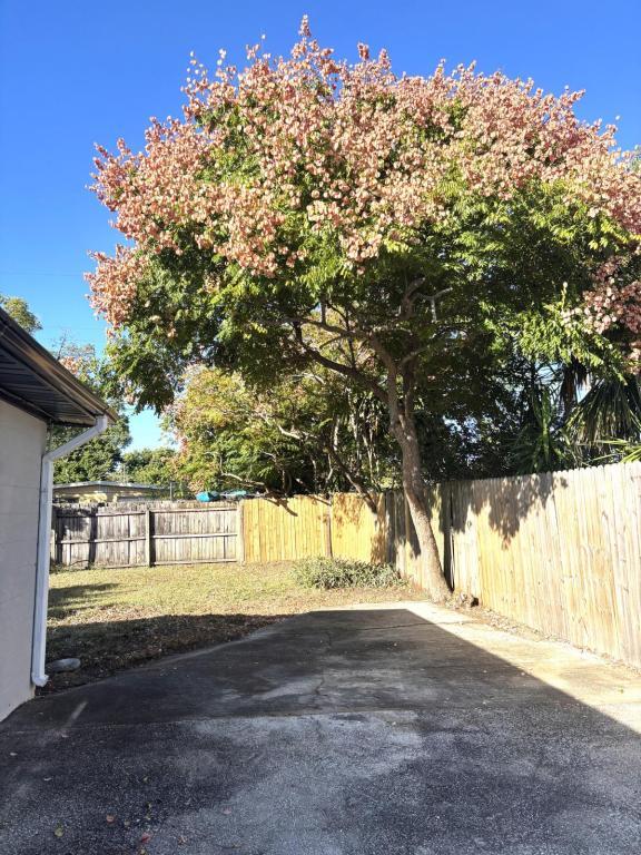 Building Photo - 10367 109th Ave