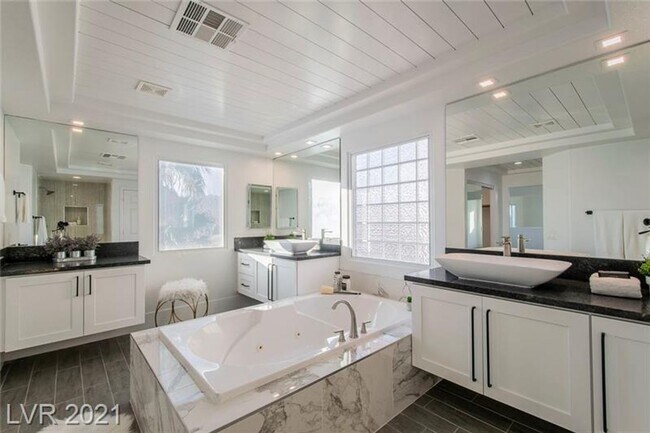Building Photo - Stunning Summerlin 5 bedroom with a pool!