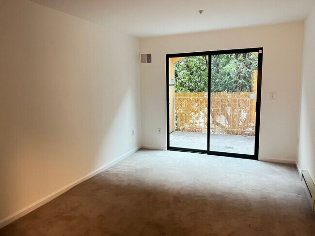 Building Photo - Modern Condo in the heart of North Beach