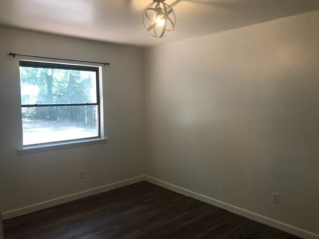 Building Photo - Cute 3 Bedroom House in Longview ISD