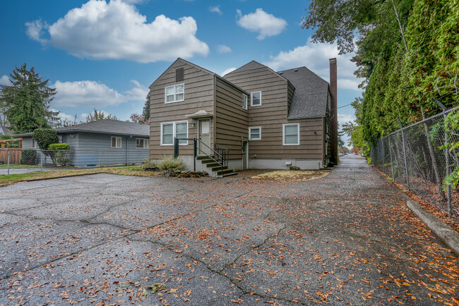 Building Photo - 3919 Creston Ave