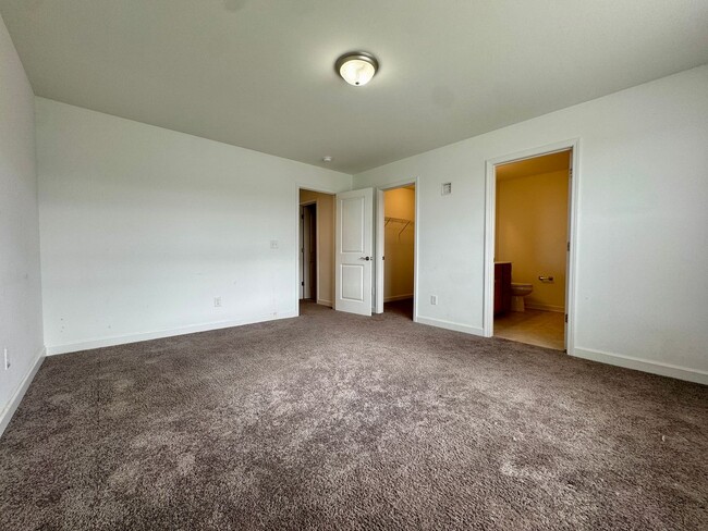 Building Photo - Modern 4 BR | 2.5 BA Townhome with Garage ...