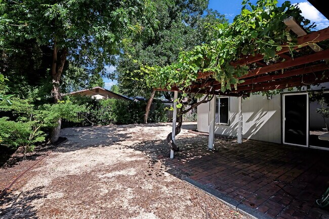 Building Photo - Move-In Ready 3BR/2BA Near UC Davis, Pets Welcome