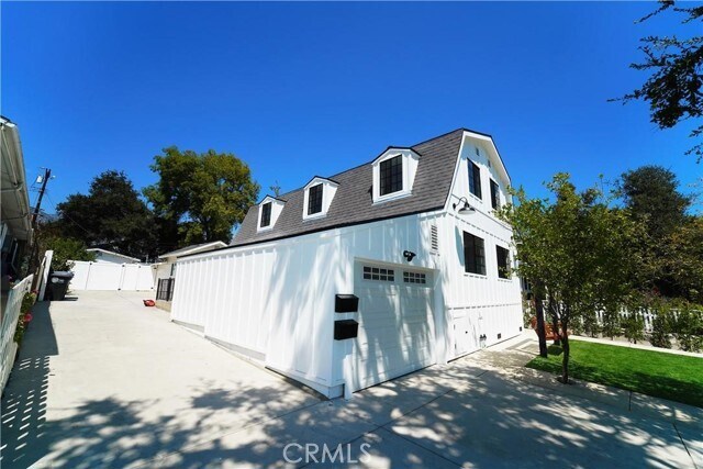 Building Photo - 2615 Manhattan Ave