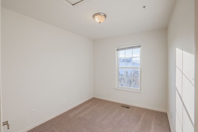 Building Photo - 641 Kirkcaldy Wy