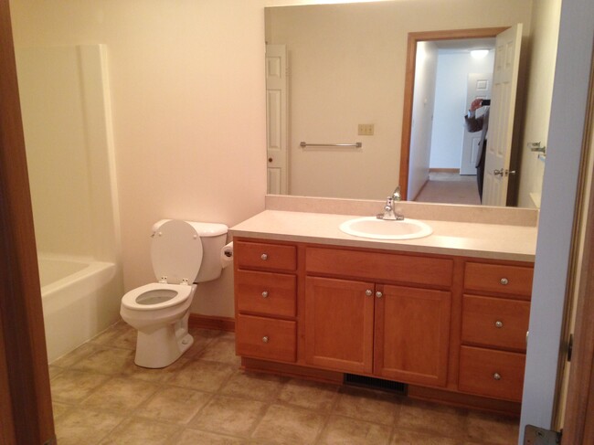 Full Bathroom - 5332 Cider Mill Rd