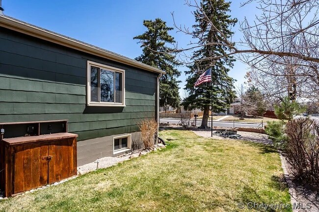 Building Photo - 400 E 5th St