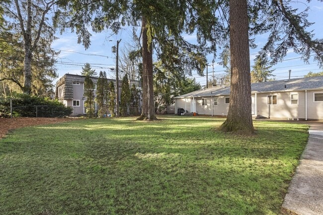 Building Photo - Spacious 2bedroom 1 bath in well maintained 4 Plex!