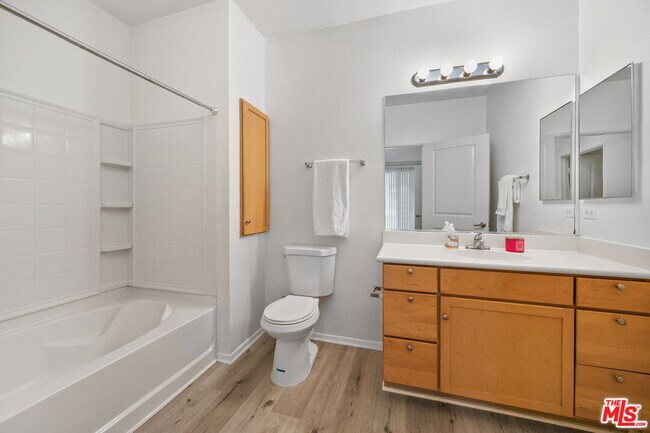 Building Photo - 6400 Crescent Prk E