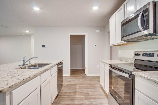 Building Photo - Lakeshore Preserve 3BR Home with Garage – Pet Friendly