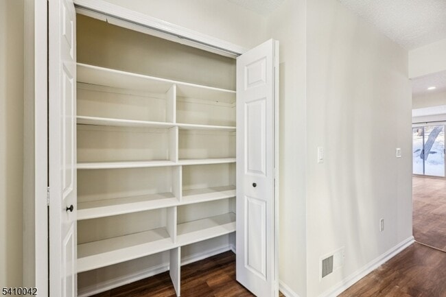 Building Photo - 1075 Ash Dr