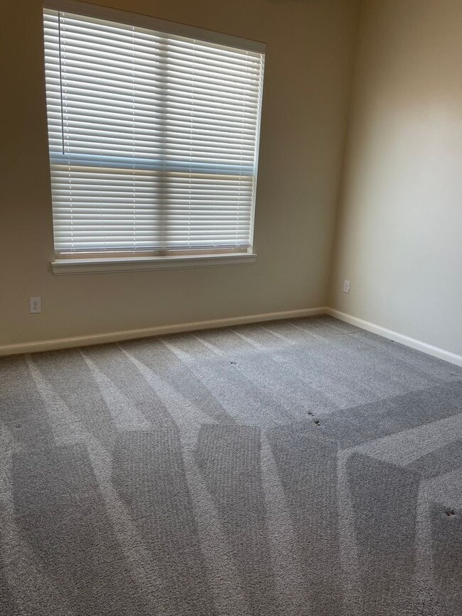 Building Photo - *Fully Furnished* 4 bedroom, 2.5 bathroom, 2 car garage Gated Neighborhood