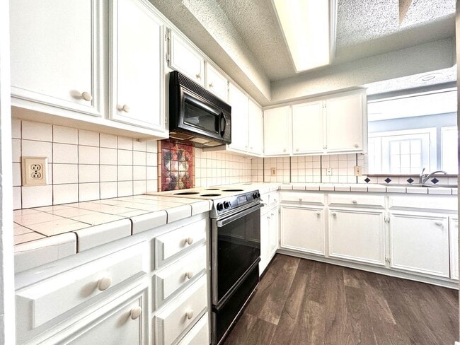 Building Photo - 3 bed 3 bath 2 car garage brick town home now available