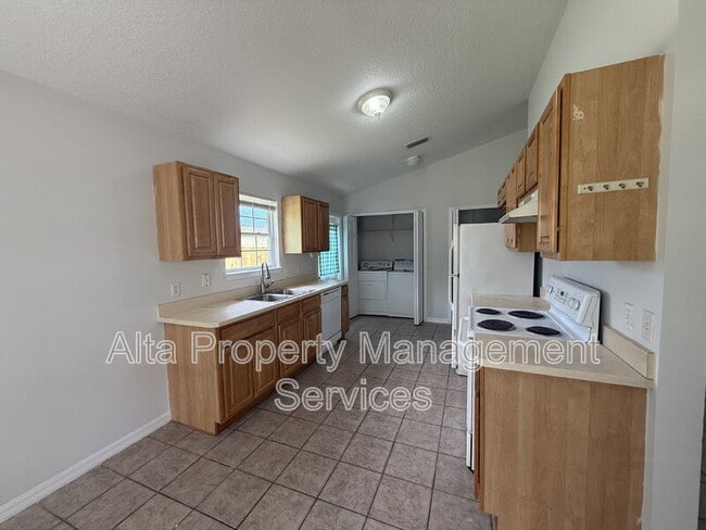 Building Photo - 324 Lena St