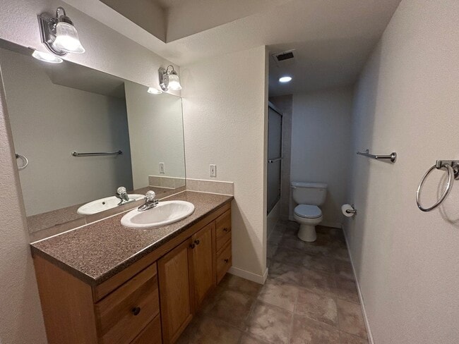 Building Photo - Bright & Updated Townhome in a Prime Fort Collins Location