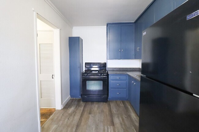 Building Photo - 1 Bed 1 Bath Duplex - Move-in Ready! Accepting Section 8