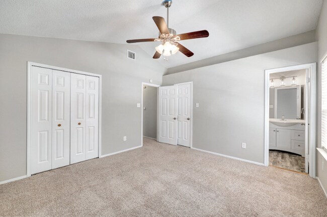 Building Photo - 2102 Bluebonnet Dr