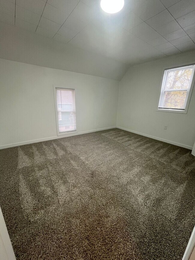 Building Photo - 4 Bed/1.5 Bath Rental Home in Central Sioux Falls!